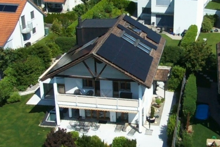 Aufdach Photovoltaikanlage mit schwarzen Modulen