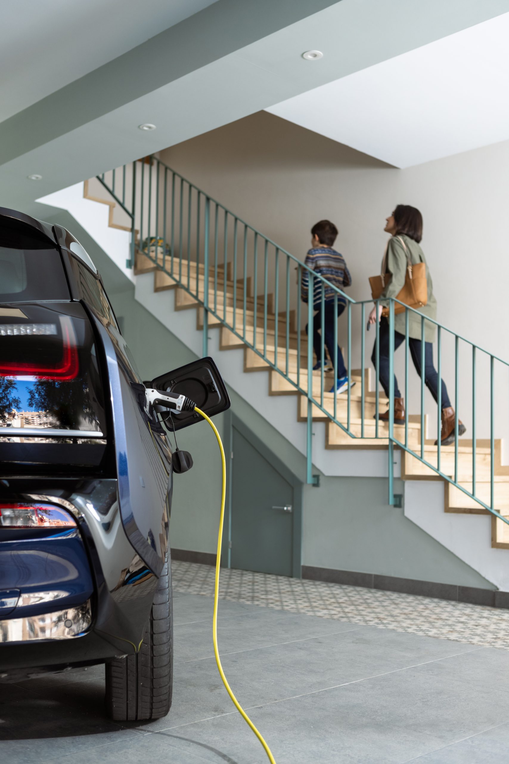 BMW iX, i3, i4 und iX3 trifft Photovoltaik – Elektroauto mit Solarstrom laden